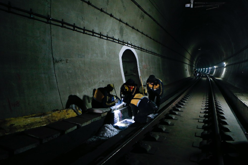 七叉镇铁路运营隧道病害现状